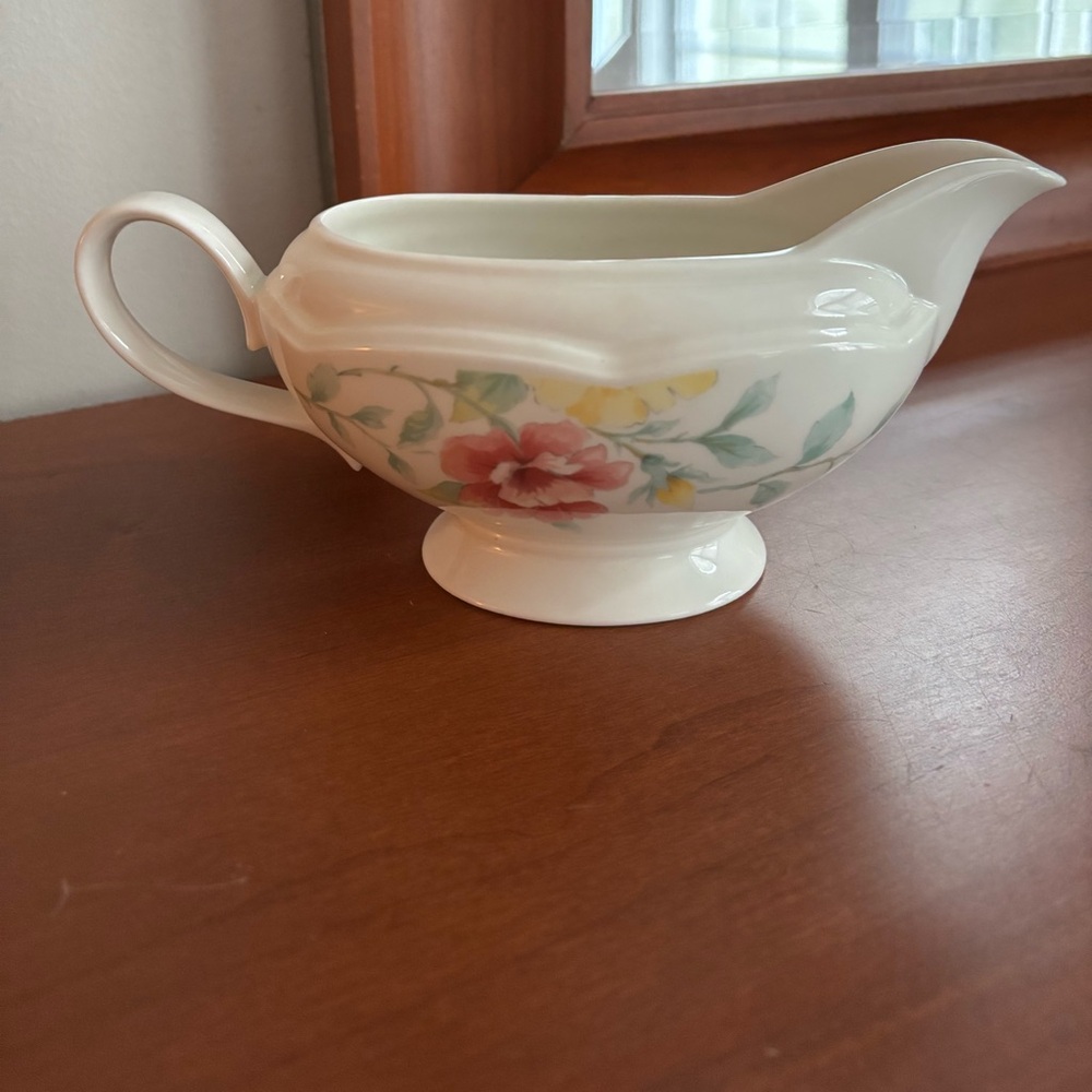 JOHNSON BROTHERS Fine English China gravy boat. Excellent condition.